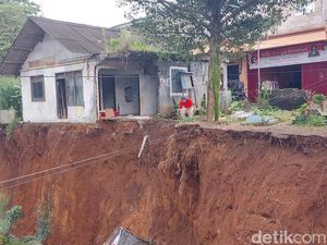 2 Makam Terbawa Longsor di Bogor, Kain Kafan Menggantung di Bibir Tebing 2 Makam Terbawa Longsor di Bogor, Kain Kafan Menggantung di Bibir Tebing