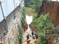 Tebing 20 Meter di Bogor Ambrol, 2 Makam Terbawa Longsor