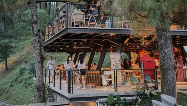 Surabaya merupakan kota metropolitan. Maka tak heran jika banyak warganya yang doyan berwisata alam saat liburan.