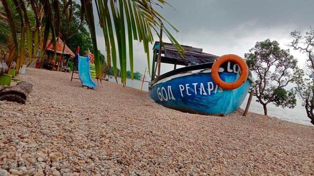 Surabaya merupakan kota metropolitan. Maka tak heran jika banyak warganya yang doyan berwisata alam saat liburan.