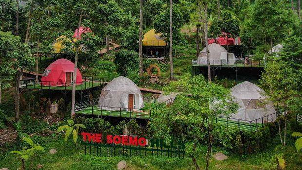 Surabaya merupakan kota metropolitan. Maka tak heran jika banyak warganya yang doyan berwisata alam saat liburan.