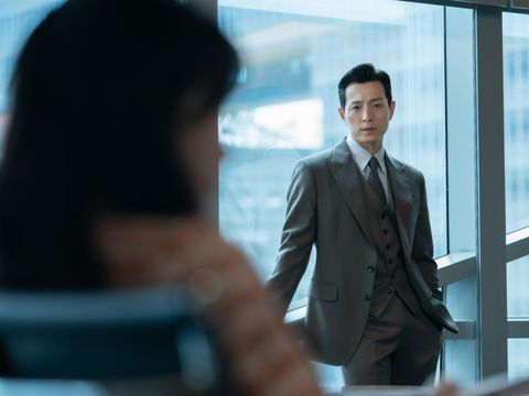 The Glory Part 2 (2023) The Glory (L to R) Im Ji-yeon as Park Yeon-jin, Jung Sung-ill as Ha Do-yeong in The Glory Cr. Graphyoda/Netflix © 2023