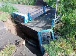 Tingginya Debit Sungai Konto Jombang Sebabkan Jembatan Putus-Tanggul Kritis