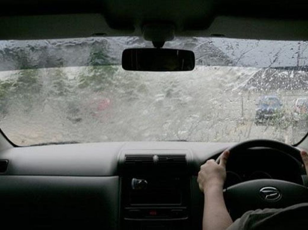 Tips Berkendara Mobil yang Aman di Musim Hujan