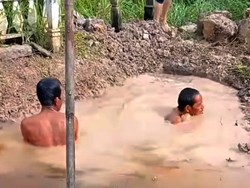 Viral Warga di Kalsel Kubur Jenazah dalam Keadaan Banjir, Begini Faktanya