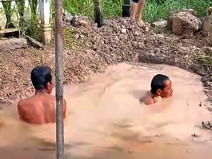 Viral Pemakaman di Liang Lahad yang Penuh Air, Ini Faktanya Viral Pemakaman di Liang Lahad yang Penuh Air, Ini Faktanya