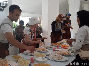 Wisman Kapal Pesiar Kepincut Hidangan Lokal di Keraton Sumenep Wisman Kapal Pesiar Kepincut Hidangan Lokal di Keraton Sumenep