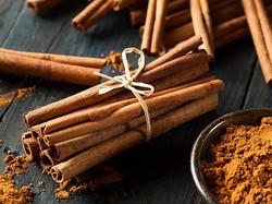 Mitos Menaburkan Kayu Manis di Depan Rumah, Bisa Membawa Keberuntungan?