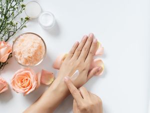 Cara Menggunakan Body Scrub agar Kulit Sehat dan Cerah, Ketahui Manfaatnya! Cara Menggunakan Body Scrub agar Kulit Sehat dan Cerah, Ketahui Manfaatnya!
