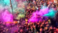 Keseruan Perang Bubuk Warna-warni di Festival Holi