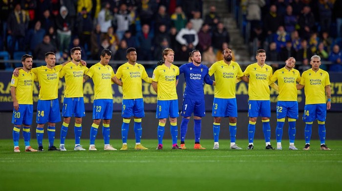 CADIZ, SPAIN - JANUARY 16: Players of Cadiz look on during the LaLiga Santander match between Cadiz CF and Elche CF at Estadio Nuevo Mirandilla on January 16, 2023 in Cadiz, Spain. (Photo by Fran Santiago/Getty Images)