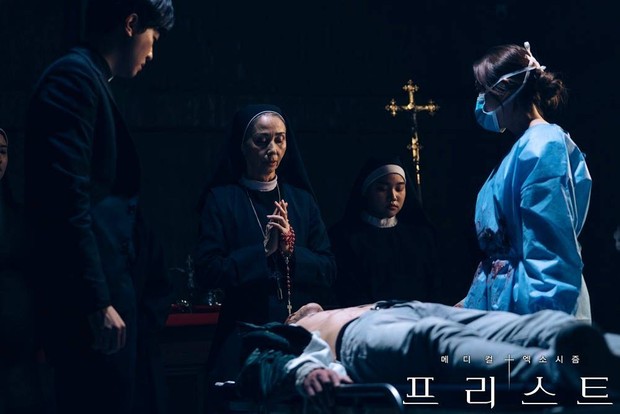Adegan exorcism dalam Priest/ Foto: hancinema.net Adegan exorcism dalam Priest/ Foto: hancinema.net