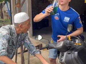 Pembalap WSBK Lorenzo Beli Pertalite Eceran, Sempat Mau Diminum Pembalap WSBK Lorenzo Beli Pertalite Eceran, Sempat Mau Diminum
