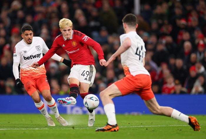 MANCHESTER, ENGLAND - MARCH 01: Alejandro Garnacho of Manchester United shoots at goalduring the Emirates FA Cup Fifth Round match between Manchester United and West Ham United at Old Trafford on March 01, 2023 in Manchester, England. (Photo by Marc Atkins/Getty Images)
