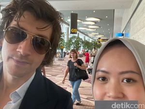 Viral Alex Turner Arctic Monkey Selfie Bareng Wanita RI, Ini Faktanya Viral Alex Turner Arctic Monkey Selfie Bareng Wanita RI, Ini Faktanya
