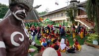 Antusias Pelajar SD Belajar di Luar Ruang