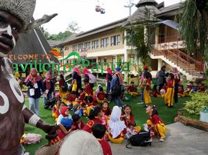 Antusias Pelajar SD Belajar di Luar Ruang