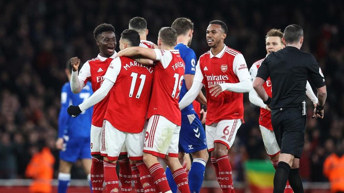 LONDON, ENGLAND - MARCH 01: Bukayo Saka of Arsenal celebrates their 2nd goal with goalscorer Gabriel Martinelli during the Premier League match between Arsenal FC and Everton FC at Emirates Stadium on March 1, 2023 in London, United Kingdom. (Photo by Charlotte Wilson/Offside/Offside via Getty Images)