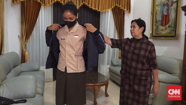 ATURAN BERSEKOLAH MULAI JAM LIMA PAGI DI NTT Eureka Bary Blegur (16) Kelas XII IPA 2 SMAN 1 Kota KuPang saat bersiap masuk sekolah jam 5 pagi, Kamis (2/3). (CNNIndonesia/Elly)