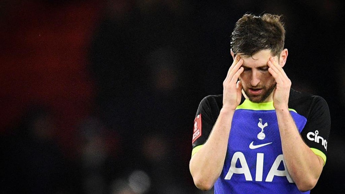 Reaksi Ben Davies usai Tottenham tersingkir di Piala FA. Foto: AFP via Getty Images/OLI SCARFF