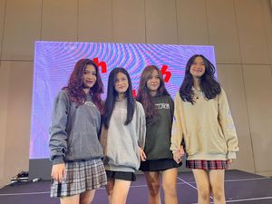 2 Pesona Blitzen, Girlband Baru di Kancah Musik Indonesia 2 Pesona Blitzen, Girlband Baru di Kancah Musik Indonesia