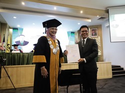 Bupati Bandung Raih Gelar Doktor dengan Predikat Sangat Memuaskan