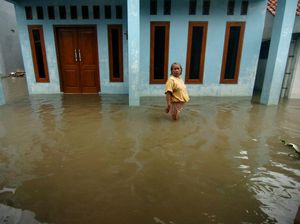 Curah Hujan Tinggi, Ratusan Rumah di Tegal Terendam Banjir Curah Hujan Tinggi, Ratusan Rumah di Tegal Terendam Banjir