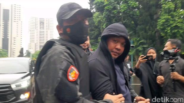 Debt collector 'si belang biru' tiba di Polda Metro usai ditangkap di Labuhanbatu, Sumatera Utara.