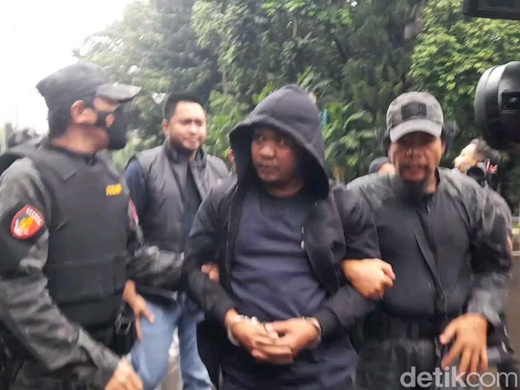 Sesal Tiada Arti Debt Collector Si Belang Biru yang Dulu Bentak Polisi Sesal Tiada Arti Debt Collector Si Belang Biru yang Dulu Bentak Polisi