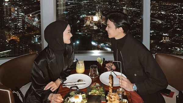 Romantisnya Dinda Hauw dan Rey Mbayang Saat Dinner dan Ngemil