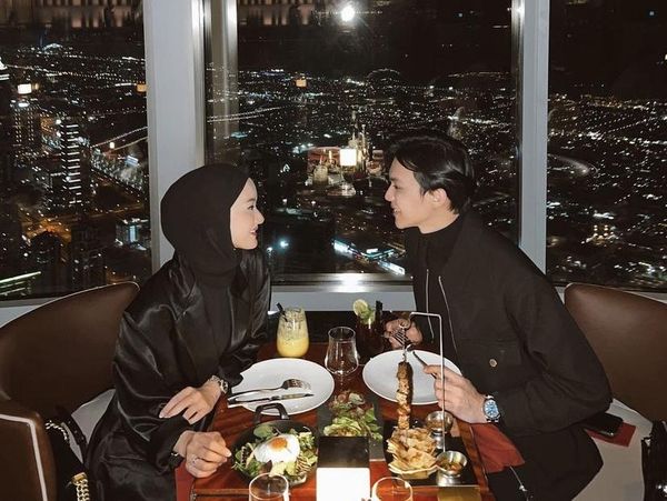 Romantisnya Dinda Hauw dan Rey Mbayang Saat Dinner dan Ngemil