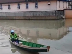 Driver Ojol di Wajo Sewa Perahu Antar Pesanan Pelanggan ke Lokasi Banjir