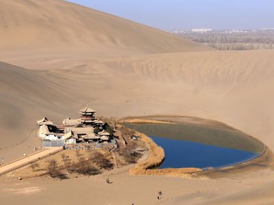 Eksotisme Oasis Bentuk Bulan Sabit di Tengah Gurun Pasir China