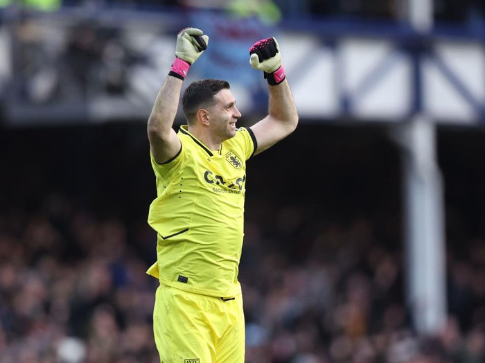 LIVERPOOL, ENGLAND - FEBRUARY 25: Emiliano Martinez of Aston Villa celebrates after Ollie Watkins of Aston Villa ( not pictured ) scores the team's first goal from a penalty kick during the Premier League match between Everton FC and Aston Villa at Goodison Park on February 25, 2023 in Liverpool, England. (Photo by Nathan Stirk/Getty Images)