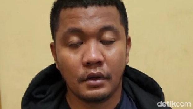 Erick JS Simangunsong, debt collector 'si belang biru' yang membentak-bentak polisi kini meminta maaf.