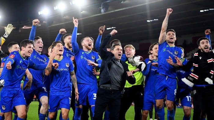 SOUTHAMPTON, ENGLAND - MARCH 01: Paul Hurst, Manager of Grimsby Town, celebrates victory with his players at full time following the Emirates FA Cup Fifth Round match between Southampton and Grimsby Town at St Marys Stadium on March 01, 2023 in Southampton, England. (Photo by Alex Davidson/Getty Images)