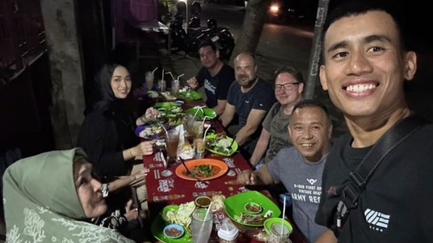Hafizh Syahrin Abdullah makan pecel lele di mandalika