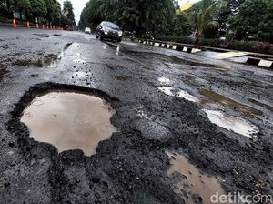 Jalan Raya Kawasan Elit Kelapa Gading Makin Rusak Jalan Raya Kawasan Elit Kelapa Gading Makin Rusak