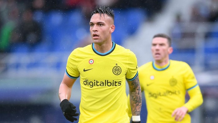 Lautaro Martinez of FC Internazionale looks on during the Serie A match between Bologna FC and FC Internazionale at Renato DallAra on February 26, 2023 in Bologna, Italy (Photo by Giuseppe Maffia/NurPhoto via Getty Images)