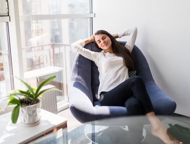 Perempuan sedang mengulet