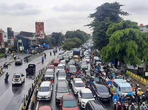 Jalan Basuki Rahmat Arah Kampung Melayu Macet Pagi Ini