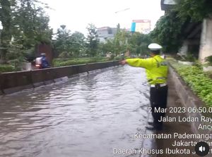Jalan Lodan Jakut Tergenang, Polisi Alihkan Lalin Motor ke Trotoar Jalan Lodan Jakut Tergenang, Polisi Alihkan Lalin Motor ke Trotoar