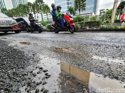 Hati-hati! Jalan Rasuna Said Rusak dan Becek