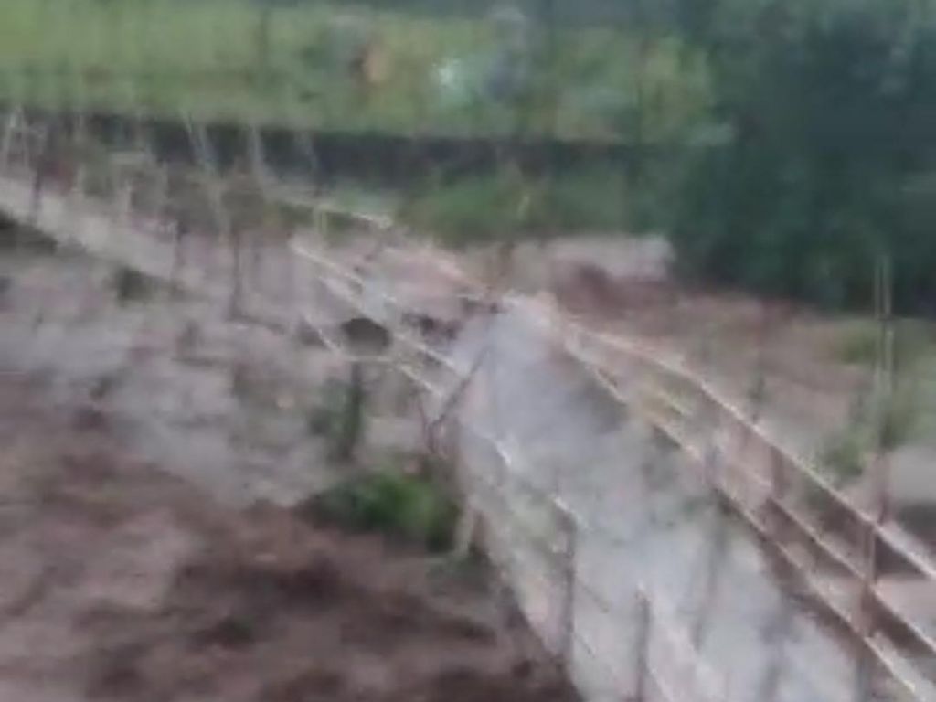 Jembatan Penghubung 2 Desa di Probolinggo Nyaris Putus Diterjang Banjir