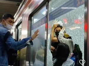 Viral Kaca Gerbong KRL Pecah Saat Ditekan Penumpang, KCI Beri Penjelasan