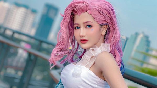 5 Potret Kameaam yang Kesal Dibilang Cosplayer Modal Wig dan Tampil Vulgar