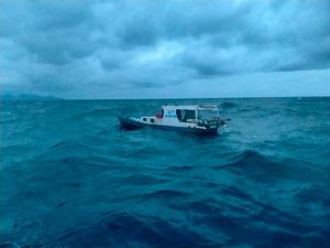 Kapal Mati Mesin Terseret Gelombang, 4 Nelayan Selamat Kapal Mati Mesin Terseret Gelombang, 4 Nelayan Selamat