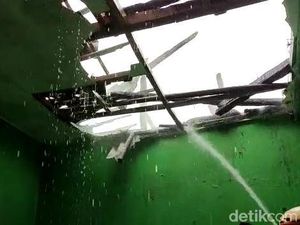 Rumah Warga Tasik Hangus Terbakar