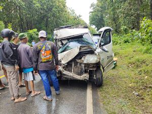 Ringsek! Luxio Sarat Penumpang Hantam Truk di Brukbrosot Cepu Ringsek! Luxio Sarat Penumpang Hantam Truk di Brukbrosot Cepu