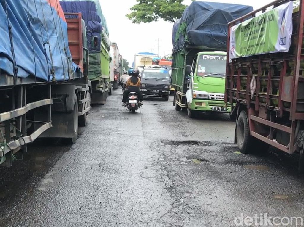 Jalur Pantura Rembang-Pati Masih Macet Siang Ini, Mengular 10 Km